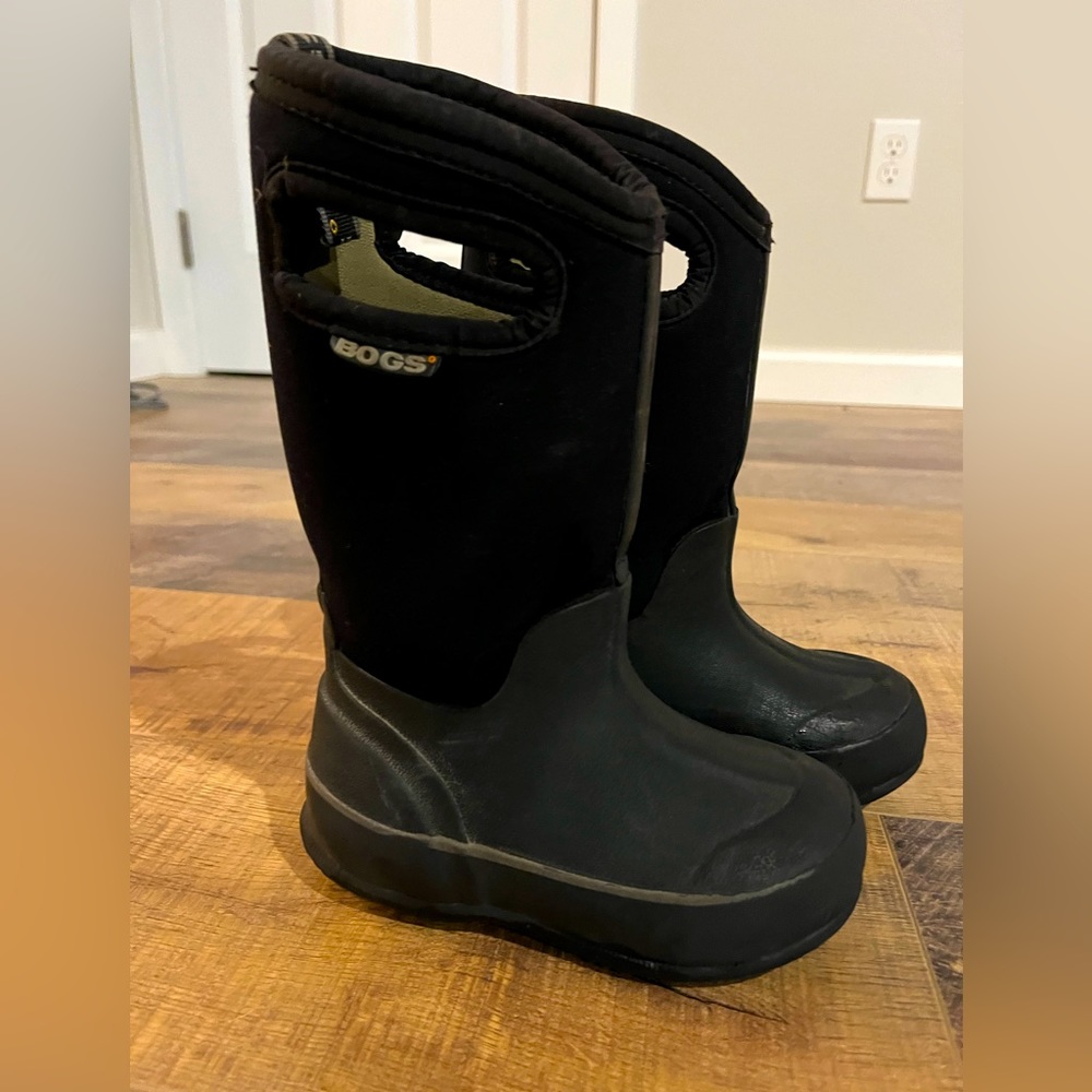Youth Bogs boots size 10